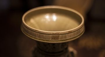 北齐相州窑的青釉龙纹飞天仰覆莲花尊