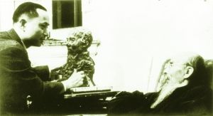 1946年，张充仁为齐白石塑像