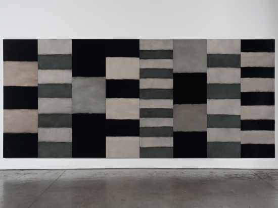 “我希望我的作品既有具象的部分，又有属于抽象艺术的自由表现。所以我想把人们从绘画中去掉的东西放回其中。抽象画的历史就是不断做减法的历史，减法比加法容易，因为减法看起来更激进。但是什么都减掉之后，绘画就不再发出自己的声音了。我想把比喻性、人文主义精神、情感和人际关系放回去。”（图：长达 8 米的大幅油画《日与夜》）