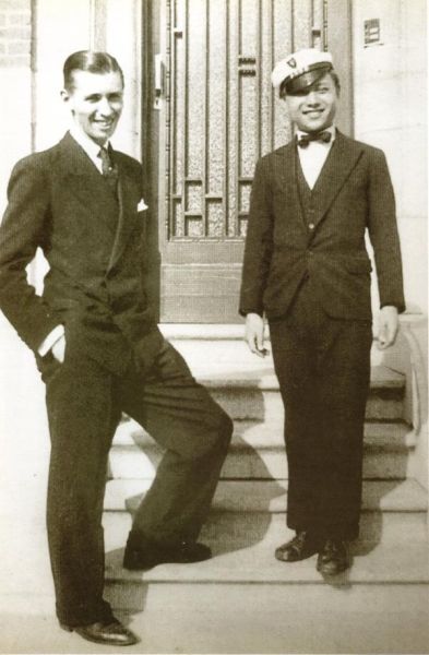 年轻的埃尔热(左)和张充仁