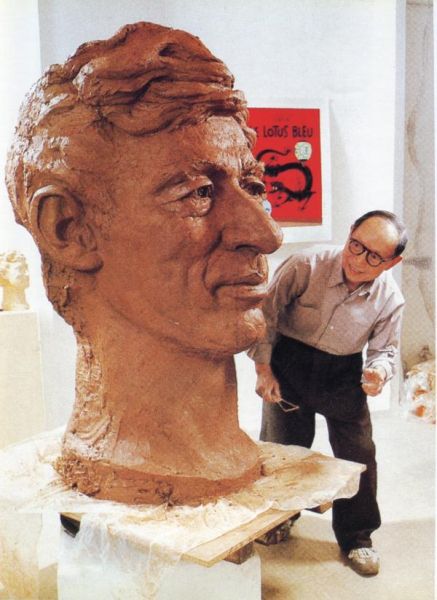 1989年张充仁为埃尔热塑制大铜像