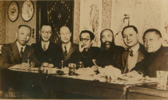 1946年12月摄于黄山艺苑(右起郑午昌、张充仁、张大千、吴湖帆、许士骐、汪亚尘、颜文樑)