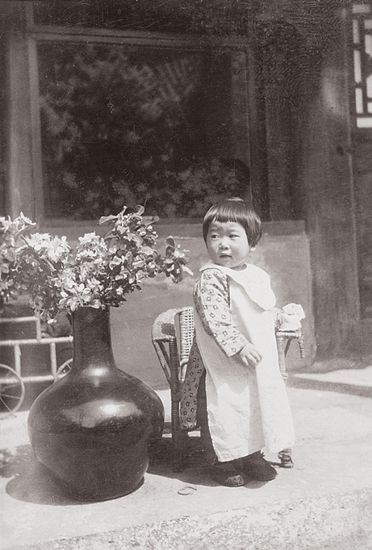 朱家溍摄影作品《小人和大瓶》