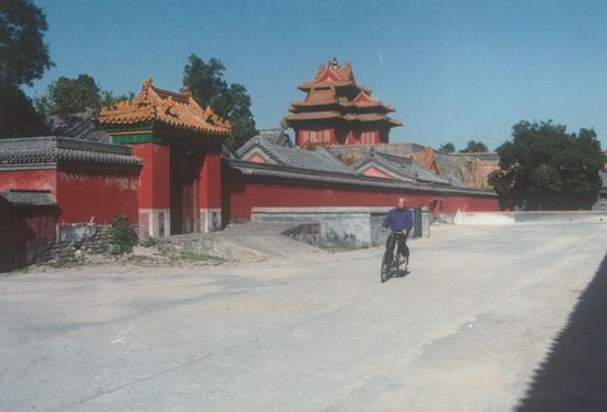 在故宫工作期间，朱家溍每天骑自行车上下班。