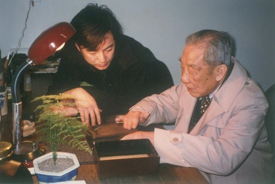 本文作者与朱家溍（右）在萧山博物馆。