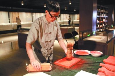 李江民在国家典籍博物馆现场演示扬州雕版印刷技艺   本报实习记者 薛 帅 摄