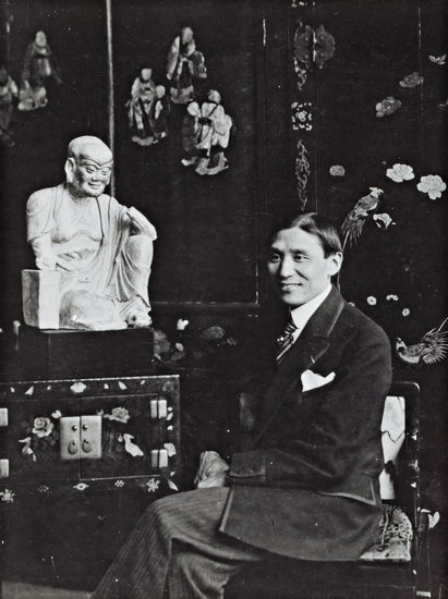 一九三〇年代，卢芹斋在其公司留影 　　Pagoda Paris