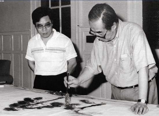1989年夏，毛国伦（左一）观摩程十发创作
