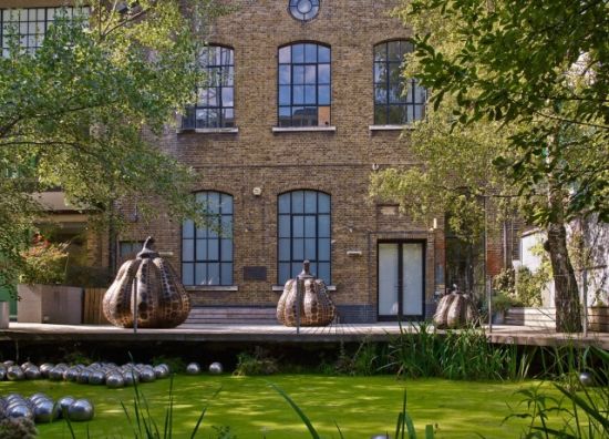 在英国 Victoria Miro Gallery 展出的南瓜青铜雕塑还原了草间弥生口中的“柔软”