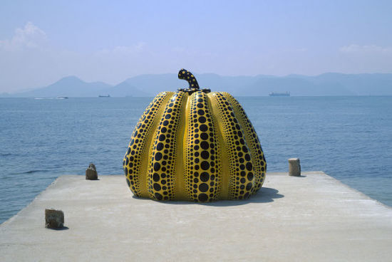 草间弥生在直島海滩的南瓜装置