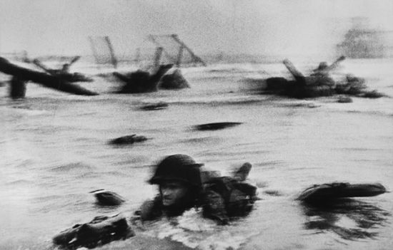 Robert Capa 《D-day Omaha beach》 1944 年