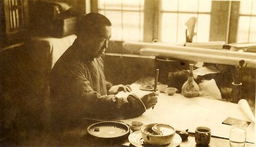 上世纪40年代郑午昌在作画