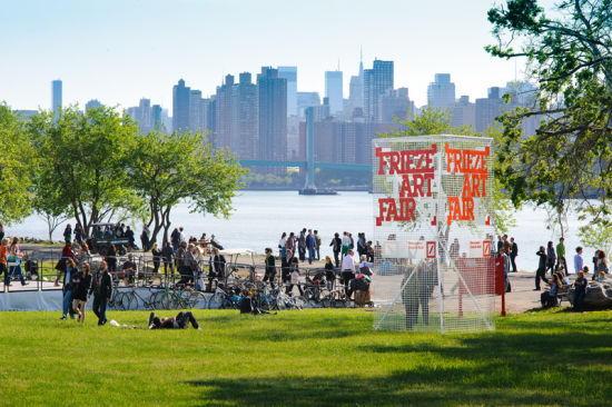 FRIEZE NEW YORK 的场地紧邻河边，成为一道独特的风景线
