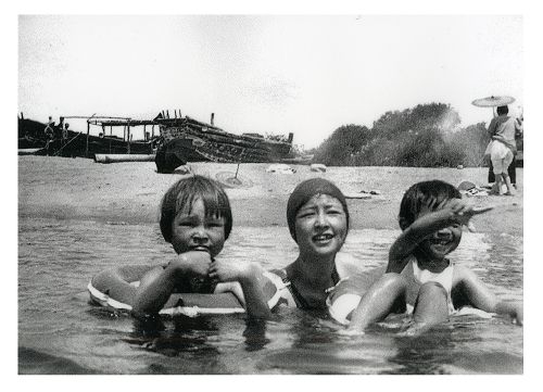 林徽因与孩子在北海游泳