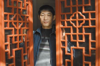 李硕 1968年出生于吉林。中国美术家协会会员，中华诗词协会会员。2013年8月在河南省美术馆举办《雅韵流风》李硕诗书画印艺术作品展，2014年出版《古风雅韵》李硕自作诗文集。 新京报记者 吴江 摄