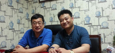 曹清（右）与鉴定专家在一起