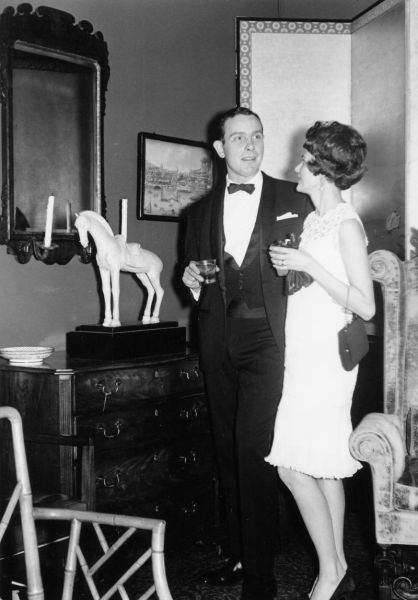 安思远与纽约冬季古董展参展商海伦·史密斯在Ellsworth and Goldie Ltd