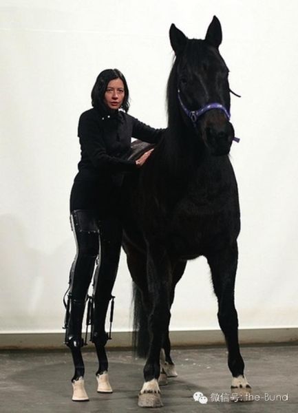 女艺术家Marion Laval-Jeantet将马血注入自己体内，感受自己为一匹马