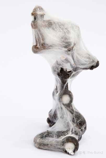 梁绍基在香格纳展出的蚕丝与生锈金属的作品《自然系列 No.200/链条(金属)-A》，金属链条，丝，2012~ 2013，33*18*425px