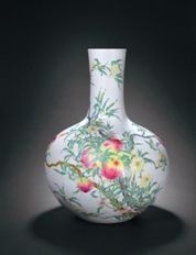 清乾隆 御窑粉彩九桃天球瓶　H 50cm  </p>

<p>　　编者语：北京东正拍卖一直以“明清官窑器”为主打项目，借助良好的口碑赢得业界的关注和支持，2014年春拍拍出三件过千万的拍品，奠定了北京东正在拍卖行业瓷杂板块内不可小视的地位。 2014年秋拍在即，东正拍卖又将为广大艺术品收藏者带来哪些惊喜？近日，雅昌艺术网特别走访东正拍卖董事长郑健生先生：</p>

<p>　　雅昌艺术网：今年春拍取得2.5亿元的成交额，对东正而言，是一次突破吗？&nbsp;&nbsp;&nbsp;&nbsp;</p>

<p>　　郑健生：2011年春东正首拍，正值市场环境良好，所以第一场瓷杂板块拍得成交额4.5亿元，非常满意，接下来由于整个行业生态受到经济大环境的影响，行情低位徘徊，到了今年春拍否极泰来，拍品的成交额相对比较满意，在这种市场环境下能拍得这样的成交额，我本人非常开心。</p>

<p>　　雅昌艺术网：成功的原因，您觉得主要是什么？</p>

<p>　　郑健生：成功的原因是我们对拍品要求的坚持、以及把关的坚持。由于我们的影响力不断增加，瓷杂部分每年都会吸引一些新客户慕名前来，有这样的结果，正是由于北京东正始终坚持明清官窑、坚持精品路线才会有这样的拍卖结果，加上春拍新推出的书画专场，更加丰富了我们的拍卖板块及种类，同时形成了我们新的利润增长点，书画专场首拍人气很旺，让我深感欣慰，使我对未来东正的发展有了更加坚定信心。</p>

<p>　　雅昌艺术网：今年春拍瓷器部分有三件过千万的拍品，而且有两件属于单色釉瓷器，这两年单色釉瓷器在市场上的接受度如何？</p>

<p>　　郑健生：是的，在今年春拍，我们“皇家长物——宫廷艺术品专场”中拍出一支 “清乾隆御窑天蓝釉双龙耳瓶”，此瓶来源清晰，传承有序，最终以4025万元成交，打破国内单色釉成交纪录及世界清代天蓝釉瓷器成交纪录。单色釉作为一种被市场低估的瓷杂品种，近年来逐步被市场挖掘并认知，其制作工艺在瓷器种类之中要求较为严格，其本身价值也符合目前的市场行情，而且在港台及大陆南方地区备受追捧。</p>

<p>　　雅昌艺术网：您觉得今年的市场如何？</p>

<p>　　郑健生：从2014年香港苏富比拍卖来看，瓷器还是不错的。瓷器是国际项目，它的市场在全球，所以瓷器市场是最不受经济影响的，即便全球经济整体表现不太理想的情况下仍有欧美的藏家趋之若鹜，我们不光要看到日本有很多藏家拿东西出来拍卖，也要看到日本也有一些收藏团体倾囊购买，不遗余力。就如同9.11事件之后的美国拍卖，有藏家抱着去捡漏的心态，结果只拍回来两三件器物，而且价格比预期的高很多，所以说瓷器这个项目受经济影响的幅度不是很大，市场一直比较平稳，关键在于拍卖行征货的质量以及价位。</p>

<p>　　雅昌艺术网：今年秋拍瓷器方面有什么亮点？</p>

<p>　　郑健生：今年北京东正2014秋拍还是以明清官窑器为主，其中有一件“清乾隆 御窑粉彩九桃天球瓶”，是国内首次拍卖。这件“粉彩九桃天球瓶”出自日本资深藏家，流传清晰，遗憾的是由于经历历史大事件，此瓶饱受磨难，底款被磨掉了，目前估价大几百万，如果有底款，其价格更是能翻十倍左右。由于清晚期朝廷腐败，很多太监偷了宫里的东西卖到宫外，还有一个时期是火烧圆明园之后，有很多外国人拿不走的东西，也被人拿出来卖。晚晴时，慈禧太后下令，被盗的东西必须交还给宫里，如果不还，一经查到就杀头。当时庆亲王提议，限定一个期限，宫廷出钱回购，如果限期不回购的，查到再问罪不迟，这段时间有些人不愿意拿回去回购的，就将底款磨掉了。此次上拍的这件“粉彩九桃天球瓶”就是那个时期将底款磨掉的，但是从釉面、底胎、画工以及颜料判断，都是乾隆时期的。</p>

<p>　　还有一件“明永乐 御窑青花缠枝莲托八宝纹罐”，这也是一件重器，而且图案非常特别，佳士得、苏富比拍卖史上从没有拍过这种罐，目前找到的资料上海博物馆和故宫各藏一件。&nbsp;</p>

<p>　　雅昌艺术网：我印象中故宫有收藏一件类似的天球瓶，您刚才说是国内首拍，这种器物的存世量如何？目前市场流通有几件？</p>

<p>　　郑健生：故宫等很多博物馆都有收藏，器型大，图案寓意好，大家都很喜欢。但存世量不是很多，大多数都在博物馆收藏，私人收藏的，能在市场流通的不过四五件，2011年香港苏富比“玫茵堂珍藏专场”中有一件，拍了九千多万港币。</p>

<p>　　雅昌艺术网：这次很多件日本私人藏家和山中商会旧藏，如何与日本藏家建立联系，拿到这批藏品的？&nbsp;</p>

<p>　　郑健生：如何建立联系，源于人脉，如何拿到藏品，只基于诚信。我们2012年才开始与这位收藏家有来往，刚开始他只给我们两件拍卖，之后四件，六件，八件，每次都增加一点，这位藏家是一个老的贵族，日本商会拍卖那期，他买了很多东西，所以这几期一直在东正拍卖，对我们的付款、服务等方面都很满意。</p>

<p>　　雅昌艺术网：今年春拍时东正推出了佛教艺术品专场，可以算是东正的新项目，这次秋拍的佛教艺术品专场做了哪些调整吗？</p>

<p>　　郑建生：秋拍的品质比春天那场还要高，封面是一尊“明永乐 铜鎏金观音菩萨像”&nbsp;，这尊佛像也是非常罕见的，同时还有元明清时期的佛教雕塑、绘画及法器等文物艺术品80余件，涵盖明清代宫廷造像、藏传佛教造像、汉传内地造像以及唐卡艺术。我对这场专项还是相当期待的。</p>

<p>　　雅昌艺术网：中国书画专场也是东正春拍首拍，这次秋拍的中国书画部分有什么亮点？</p>

<p>　　郑健生：书画部分是我们公司新的板块，从春拍来看效果不同凡响，惊喜连连。综观秋拍，整体征集的作品质量同比又有所提高。我的要求就是东正的传统，情愿数量少一点，也不能上拍有疑问的拍品，书画本身不是我们的强项，所以要一步步来，努力做好，这点我还是有信心的。</p>

<p>　　雅昌艺术网：东正的业务人员没有业绩的压力？</p>

<p>　　郑健生：艺术品收藏行业是一个从事这个领域的人视之为一生事业的工作，他博古通今、陶冶性情，需要用极大的经历侵淫其中，在日常的工作和学习中应该会有不断的惊叹和乐趣。对于业务部门的同仁我不要求他们一定要征集到精品巨制，但一定要保证器物的品质对得起我们北京东正的客户，可以缩减上拍数量，但是不能有赝品，这是我的底线。</p>

<p>　　雅昌艺术网：&nbsp;看到之前北京东正投放的一则“东正善瓷”的广告，能否请郑总透漏一下其中深意？</p>

<p>　　郑健生：因为瓷器就是我们东正的灵魂，我们的宗旨是善待，善待瓷器，总而言之把瓷器伺候好，因为瓷器本身是脆弱的东西，最好也能多推广瓷器。听很多朋友讲，有些好东西由于种种原因没有展现其应有价值，与他们的期望相差甚远，北京东正做的这篇广告，更多的是提醒我们自己，藏友们的眼睛是雪亮的，我们要用心对待他们，好好的对待藏友们的藏品，“善品”就要帮他们做到“善价”，就这么简单</p>

<p>　　雅昌艺术网：具体的做法呢？如何善待瓷器或者是推广？</p>

<p>　　郑健生：品质方面，东正要做到没有赝品，这也是东正生存的依靠，对瓷器市场的推广，我们也会投入，不但是善待瓷器，也善待爱好瓷器的收藏家或买家、投资者，方方面面都要善待，“东正善瓷”就是这个道理。</p>

<p>　　雅昌艺术网：注意到今年东正的微信订阅号上也推出了关于瓷器鉴赏的知识贴，能谈一下吗？</p>

<p>　　郑健生：对。这一块我们希望能尽量做得好一点。我们公司在国内瓷器拍卖来讲，这两三年做出来的成绩，我还是比较满意的，在推广方面希望能让更多的人认可、了解我们公司，我感觉买家、收藏家对我们也是蛮支持的，所以我在这里说一句非常感谢的话：感谢各位买家、藏友对我们的支持。</p>

<p>　　雅昌艺术网：目前瓷器占东正总体业务的比例是多少？</p>

<p>　　郑健生：应该有一半。</p>

<p>　　雅昌艺术网：如果未来增加其它门类，现在也在增加了佛教艺术品、书画，瓷器的份额会不会有所减少？</p>

<p>　　郑健生：我希望能减少，希望别的项目能丰满起来，但是瓷器还是会作为北京东正的主打，做大做强。作为拍卖来说，今天这餐饭吃好了，不知道明天那餐饭会怎么样，这是意料不到的，比如有些藏家不愿意出货，或者没有理想的拍品出来，那么我们明天的饭在哪里，是不知道的。但是有高品质的饭肯定要吃，如果没有，普通一点的，素一点的，我们也会吃，但是要求不能有地沟油一类的东西。</p>
<!-- publish_helper_end -->
                 

					<div class=