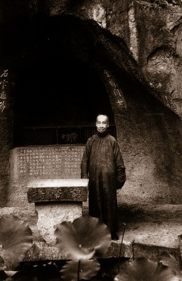 吴昌硕84岁在西泠印社锦带桥上留影