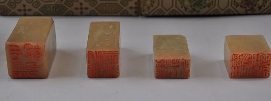 为纪念吴昌硕先生，上海图书公司在成立六十周年之际专门重启库藏，以吴昌硕原石（上图）精拓粘裱于专制扇面之上（下图）