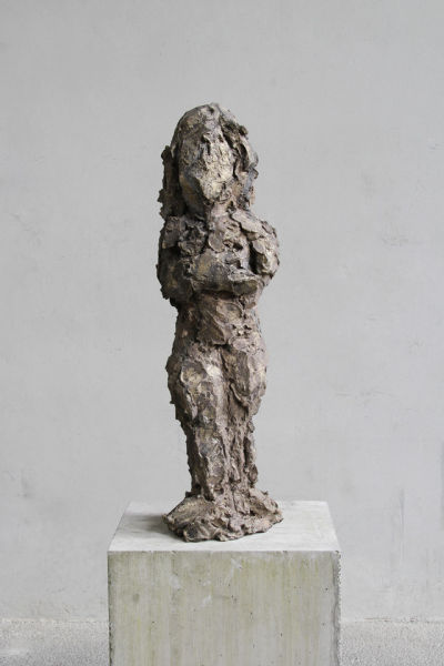 汉斯·约瑟夫松《无题》（薇蕾娜) 1985 黄铜 92x29x22cm    ©约瑟夫松锅炉房画廊 菲利克斯·雷纳画廊