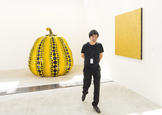 周铁海在带来草间弥生数件作品的大田画廊前（摄影：JJY PHOTO）