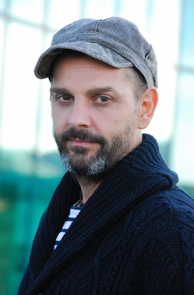 乌戈·罗迪纳于 1964 年生于瑞士的布鲁嫩，1997 年后生活于纽约。乌戈·罗迪纳对自己的艺术项目极为用心，他拒绝将自己的个展构想成单纯作品的展示，而是要做成一份完整的艺术宣言，带给观者非常强大的视觉情感体验，伴随着强烈的诗意与批判性的省思