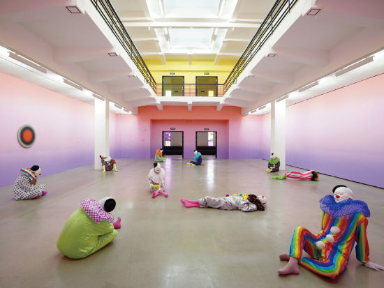 图为：作品《孤独的词汇表》。小丑这一意象并非首次出现在乌戈的展览中，事实上， 1995 年他就开始借用小丑的肉身来表现悲喜剧