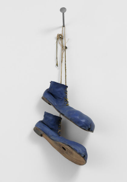 作品《没有谁的声音》。悬挂在一楼入口处的一双小丑的鞋子