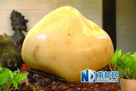 新疆和田青白玉。