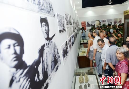 图为大量民众自发前往参观“抗日战争文物藏品展”。　凌厚祥　摄
