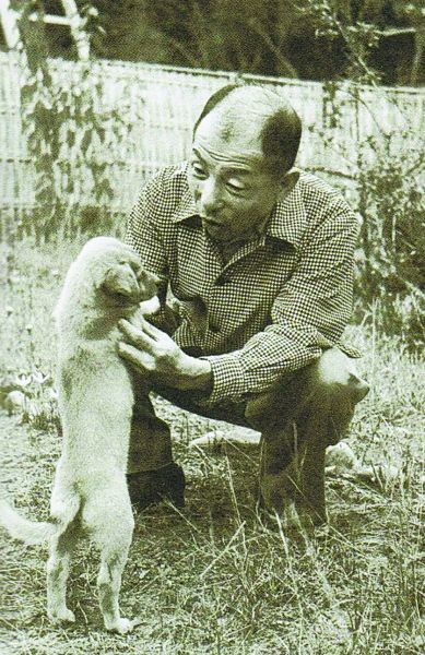 张学良对身边的小动物倾注更多的关爱。选自《张学良身影集》 张友坤著