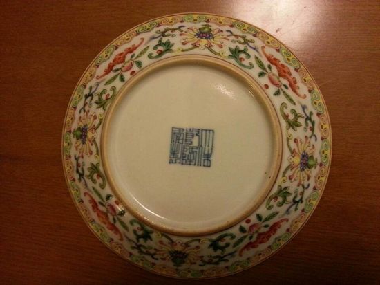 沈从文先生送给作者的新婚贺礼——一个清乾隆时的“五蝠(福)捧寿”瓷盘，一只蝙蝠头上贴了一块用红纸剪成的“囍”字。