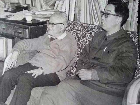沈从文先生（左）和本文作者，1986年1月沈从文先生家。叶稚珊摄