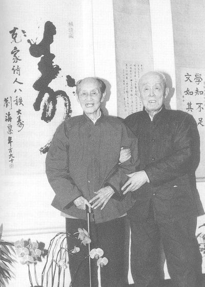 2001年春节季羡林（右）最后一次来探访臧克家，两位老友合影于红霞公寓。