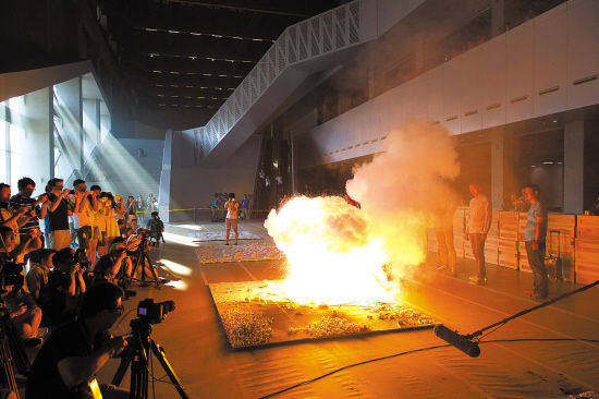 火药陶瓷装置作品《春夏秋冬》中的《春》鞭炮爆破瞬间，上海当代艺术博物馆大厅，上海，2014年，摄影：JJY Photo