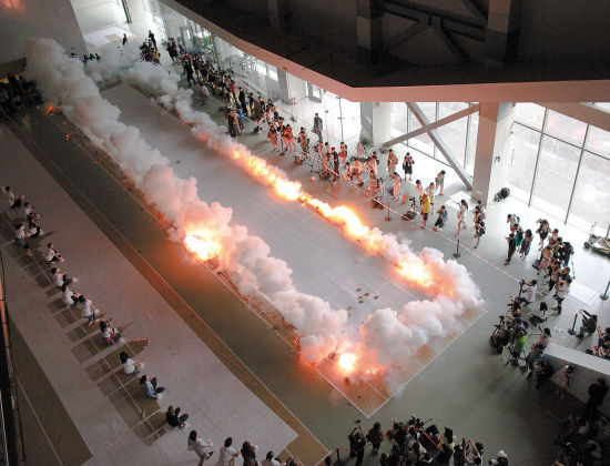 《没有我们的外滩》于上海当代艺术博物馆 大厅爆破瞬间，2014年，蔡文悠 摄