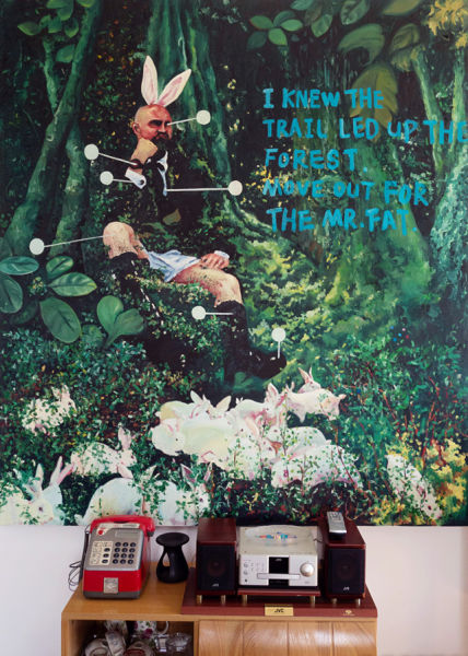 谢晋宇的文艺爱好广泛而全面，除了与收藏相关的艺术史和画册，他还听古典乐，读电影理论、文学等。墙上挂画是他收藏的一个 80 后女艺术家耿旖旎的作品《找不到熊的踪迹时记得向泡先生问路》