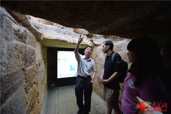 广东省文史馆史学院院长黄淼章介绍南越王墓。人民网记者翁奇羽摄