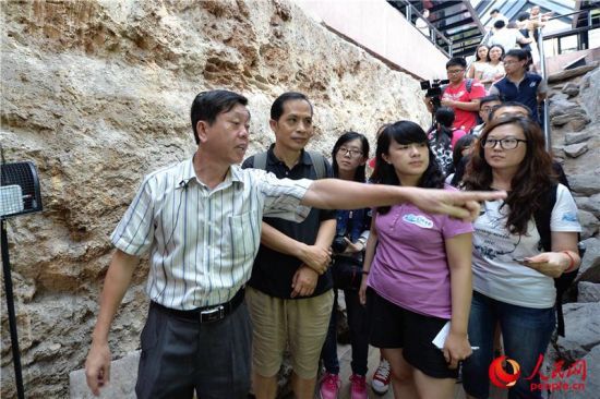 广东省文史馆史学院院长黄淼章介绍南越王墓。人民网记者翁奇羽摄