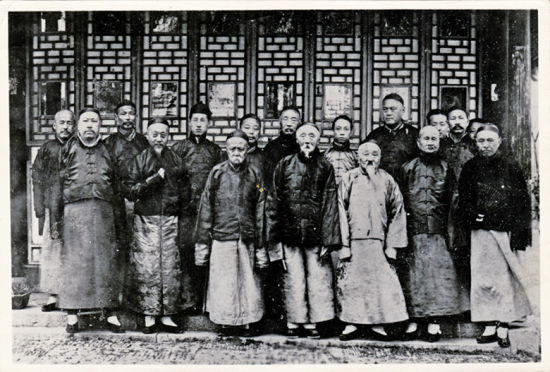 江阴乡贤合影，居中高瘦者即金武祥。