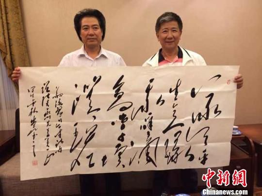 图为著名毛体书法家安想珍（左）向台湾著名画家张克齐赠送毛体书法作品　宋秀杰　摄