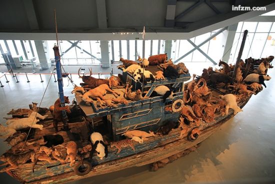 蔡国强在从家乡泉州带到上海的渔船上安置了99只动物，这件名为《九级浪》的作品，安放在美术馆的大厅里，影射的是黄浦江死猪事件。 （南方周末记者 王寅/图）