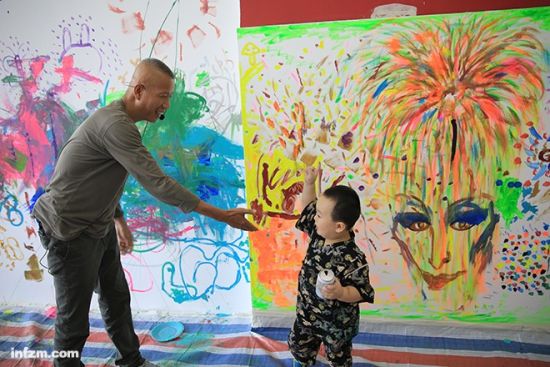 “你知道点烟花的钥匙在谁手里吗？”上海当代艺术博物馆《为男孩蔡创作焰火壁画》的活动中，蔡国强俯身问一个正在画画的小孩。“你点烟花的钥匙在你父亲手里，蔡叔叔点焰火的钥匙在政府手里。” （南方周末记者 王寅