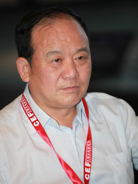 “2014亚布力中国企业家论坛夏季高峰会”于2014年8月22日-24日在河南郑州召开。上图为宅急送快运股份有限公司董事长陈显宝。(图片</p>

<p>　　在艺术品与文化投资分论坛中，宅急送[微博]快运股份有限公司董事长陈显宝[微博]表示，我觉得艺术品是双重属性，既是投资品也是收藏品。不管是一幅画还是一个雕塑肯定是有自己的艺术性的，这是一个。投资是什么概念呢？投资不光是一个简单的概念，我觉得比较广义，有时尚的价值，有经济的价值等等价值，我觉得投资是一种广义的价值概念，可能这样会更好的 认识。</p>

<p>　<strong>　以下为艺术品与文化投资分论坛实录(部分)：</strong></p>

<p>　　陈显宝：您刚才说您外行，我也是外行，现在两个外行对话。我也在想为什么参加这个论坛，就像您刚才说的是不是跟嘉德渊源的关系，应该说我是参与见证了嘉德 20年的成长。嘉德最早搞相机，这样一路成长起来，也是耳濡目染，也是有一些认识和了解。我想这是一个，按照张总讲的艺术品是时尚还是投资？我们讲话肯定没有比他们做艺术的比较艺术一点，我觉得是双重属性，既是投资品也是收藏品。不管是一幅画还是一个雕塑肯定是有自己的艺术性的，这是一个。投资是什么概念呢？投资不光是一个简单的概念，我觉得比较广义，有时尚的价值，有经济的价值等等价值，我觉得投资是一种广义的价值概念，可能这样会更好的 认识。我们讲投资的这个角度，我觉得现在艺术品为什么在这几年高速的增长？国民经济的发展很快，大家开始收藏艺术品，对艺术的追求更多了。我觉得确实投资来讲，它是一个特殊的投资。为什么是特殊的投资？商品就是追求经济价值，这就行了。那你投资艺术品，第一保值升值，第二你是投资了时尚，投资了文化。你要</p>

<p>　　买这幅画的时候，肯定要了解它的历史背景，了解画家的背景，他的喜好，这个作品是什么时候产生的，是什么历史条件。一幅画可能就表现了一个阶段的史学，是针对一个人的专家，所以这是一个艺术品可以带来很好的文化价值。如果说你鉴赏多了，你肯定对某一个产品就成了他的历史专家，或者是鉴赏画的鉴赏专家，所以 当然当然是时尚，也是一种文化，也是一种精神，所以我觉得这有它的特殊投资价值，不同于任何商品，所以这就是艺术品独特的价值，所以我想就是这点认识。</p>

<p>　　第二个就是投资艺术品，应该讲安全性是很高的。我们讲其他的东西可能有贬值的情况，那艺术品你只要不买到赝品就是很安全的。现在艺术品基本上三四年就翻一 番，其他的任何投资都没有这么高的，为什么大家都在炒艺术品？就是因为他回报率、升值率很高，这是回报率高的一个原因，回报高，安全性高，这是特殊的价值，它是特殊的商品，在这个时代它有特殊的影响，所以这是我的一点认识。</p>

<p>　　当然我觉得投资可以这样来看，基本上每一期拍卖我都去看，所以我就对这个画很熟悉，一看就知道是谁画的，因为看多了，所以它会给你带来很多艺术的享受。所 以我想今天在座的各位，不是要你非要买几千万，一个亿的，你买十万二十万的也行，公益拍卖的时候买也行。过去我们墙上挂着画，在画廊上挂着觉得不错，但是拍卖的时候基本上都是每个省画院院长，副院长级别画的，你买了这个画挂在那感觉完全不一样，上了一个档次。所以也可以带来品位，带来欣赏，这是对艺术品投 资的情况，谢谢。</p>

<p>&nbsp;</p>
<!-- publish_helper_end -->
                 

					<div class=