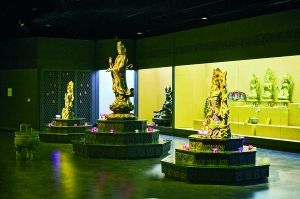 ■大连天工艺术品收藏馆　大连市天工艺术品收藏馆6000平方米的展厅内设立了佛文化、玉文化、瓷文化、书画艺术和紫砂艺术等五大主题,是东北地区规模最大的艺术品收藏馆。