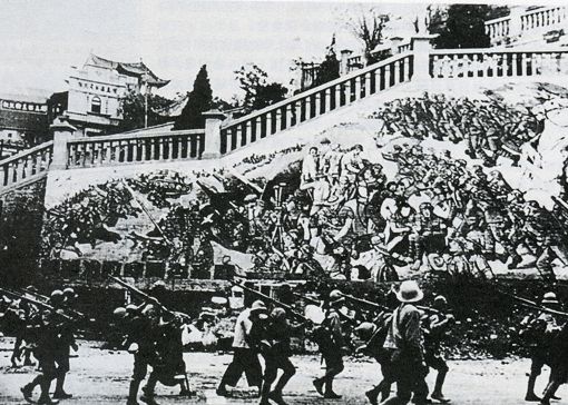 1938年武汉沦陷后，日军行经武汉黄鹤楼大壁画《抗战必胜》，随军记者拍下这一照片，随后日军将壁画损坏。