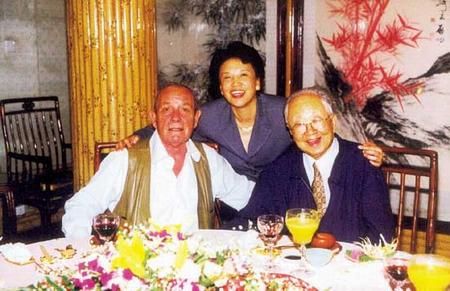 安思远与启功先生，后立者为王立梅（现任中华世纪坛世界艺术馆馆长）